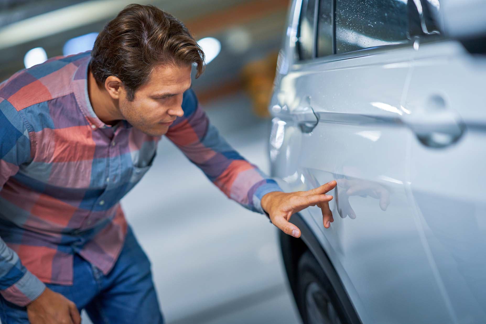 Kratzer am Auto entfernen – Lackkratzer richtig ausbessern